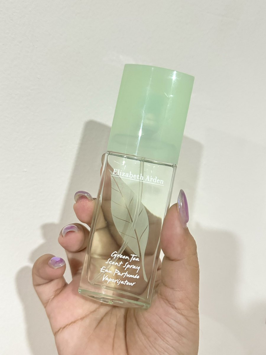 มึง นี่ซื้อน้ำหอมตามเมอา ดูคลิปของที่ชอบแห่งปีแล้วเค้าบอกว่าอันนี้หอมมากเลยซื้อมาเลยไม่คิด สรุปอีเหี้ย หอมมาก ละนี่ลองฉีดมา 3 วันละ ทดลองว่าตัวเองจะปวดหัวมั้ย คือไม่นะ อึ้งอีกรอบคือตอนนี้ตี 3 ได้กลิ่นไรหอมๆวะ ดมแขนตัวเองละลืมไปแล้วนะว่าฉีด สรุปงง อีดอกกลิ่นมันยังอยู่555555555555