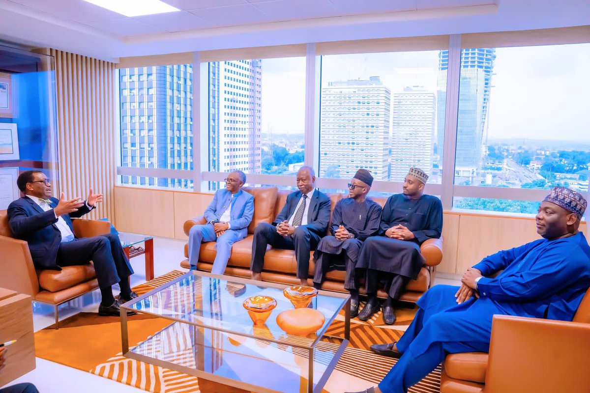 Better_Kaduna's tweet photo. Management Team of Afri-Venture Capital led by Malam Nasir @elrufai, in a conversation with The President of @AfDB_Group Dr. @akin_adesina. 

This engagement is part of Afri-Venture’s outreach to development finance institutions and other investors regarding its innovation fund. https://t.co/6PBhUsSxE0