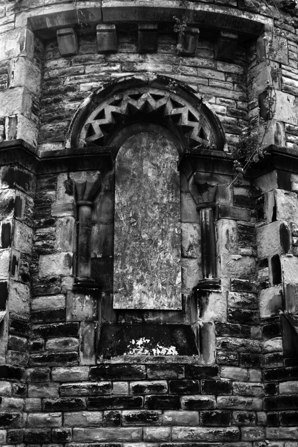LachlanMain's tweet image. WIGAN.
Old derelict chapel window in the cemetery.
#Ince #blackandwhitephotography #architecture