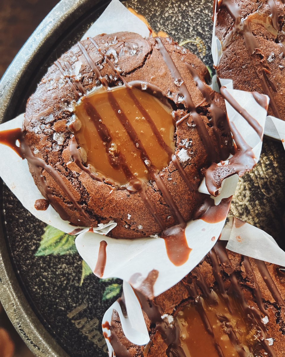 It's brownie o'clock. ⏰  Are you on team salted caramel or team chocolate ganache?! (Hint: there's no wrong answer)