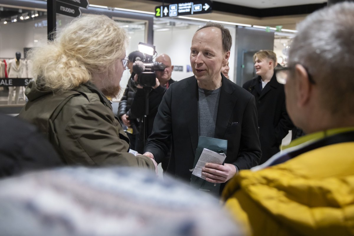 Todella tiukka kannatustilanne. Viimeinen tv-tentti. Muutamalla kärkiehdokkaalla armotonta kalastelua sameissa vesissä. Mutta yksi ei kalastele. Jussi seisoo siellä, missä aina ennenkin. Ei vilkuile, ei nuoleskele, ei muuta linjaa. Kyllä on hienoa olla perussuomalainen.