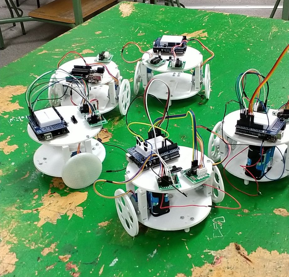 campanaubicua's tweet photo. . @adsuara, los ALUMNOS de 4º de ESO de @antoniotecnocr, promotor de @masaylo, están haciendo estos #Rupertobot. https://t.co/2xx1rCGsOz. FUTURO. @atlante83 @criscaldueno @SonYritmo. https://t.co/tVJBLvc96f