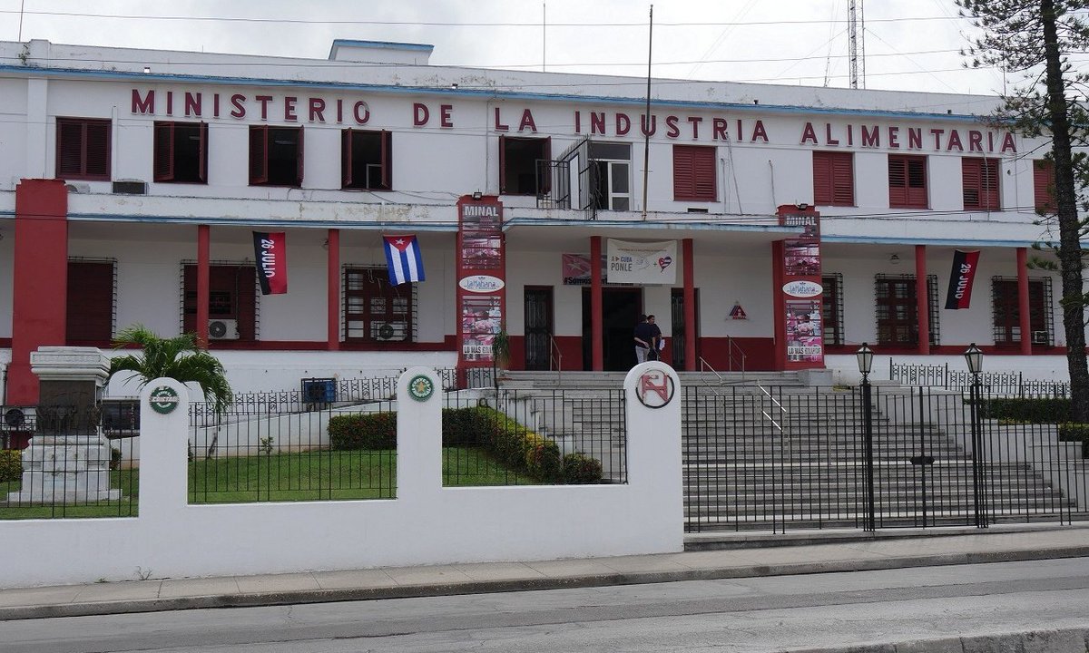 Los trabajadores de la industria alimentaria en #Cuba celebran hoy su día con el compromiso de elevar la producción de alimentos para el pueblo e impulsar el desarrollo de este sector, de gran importancia en nuestro país. ¡Muchas felicidades!
#GenteQueSuma