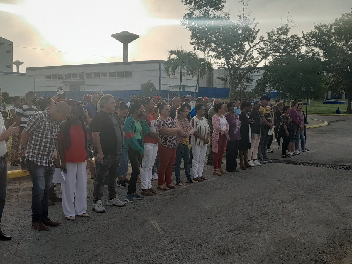 iduisjandy's tweet photo. Se le otorga la bandera a la Empresa de Productos Lácteos y Confiterías Pinar del Río por ser destacados de manera sobresaliente en la producción y mantener sostenidos logros económicos sindicales y cuenta con la condición de vanguardia por 4 años consecutivos. Muchas felicidades https://t.co/YXSGSzSeXm