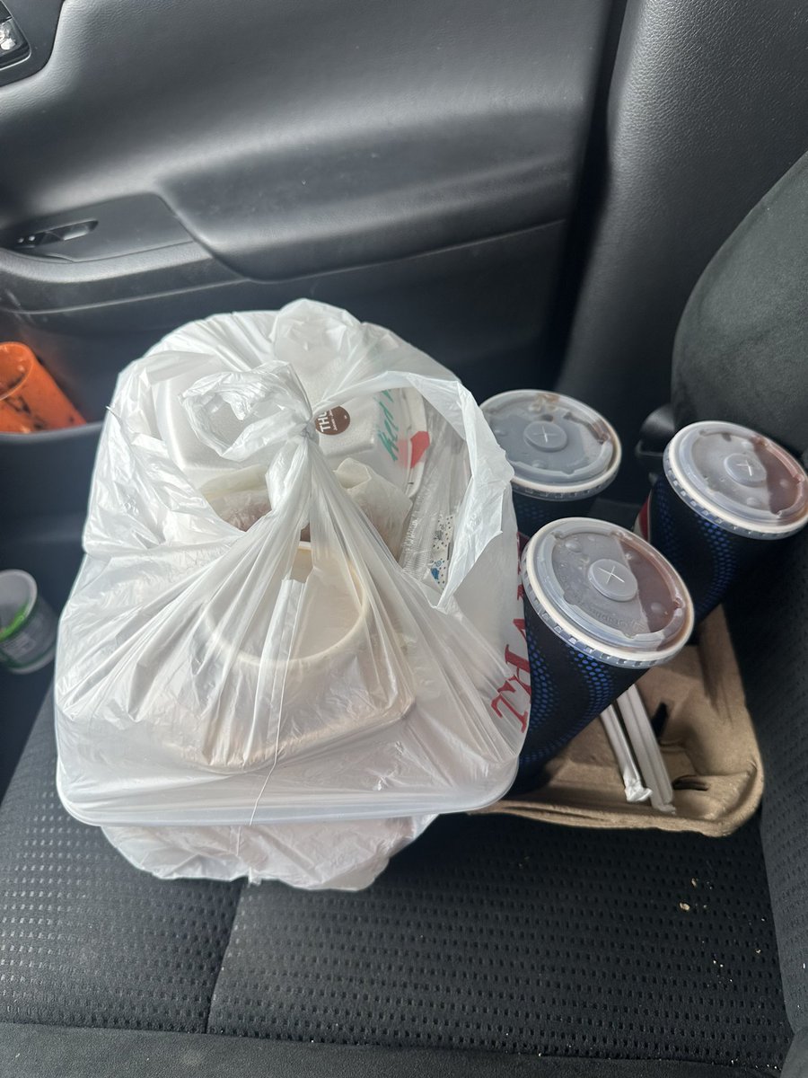 cleanamogul's tweet image. Where can you go in Miami and get 3 lunches with drinks for $33? #Theos