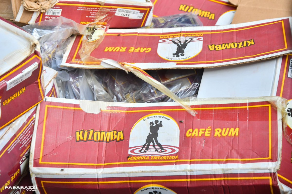 Int_Prov_Kin's tweet image. 25.01.24 : Le Min.Prov. d l’Int., a poursuivi son élan d’itinérance à travers la capitale &amp;amp; a procédé ce jour, avec le concours des services attitrés, à la saisie de pls liqueurs en sachet « Kizomba » en provenance d l’Angola et distribués à travers les différents marchés d Kin.