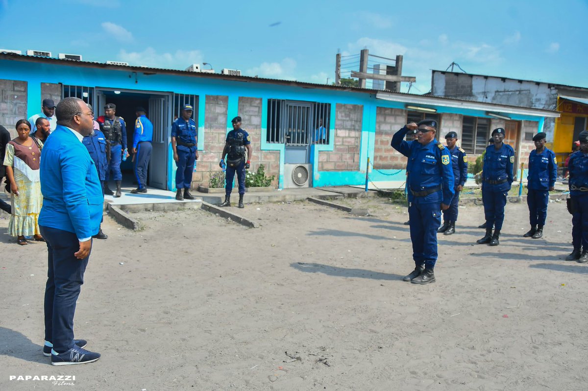 Int_Prov_Kin's tweet image. 25.01.24 : Le Min.Prov. d l’Int., a poursuivi son élan d’itinérance à travers la capitale &amp;amp; a procédé ce jour, avec le concours des services attitrés, à la saisie de pls liqueurs en sachet « Kizomba » en provenance d l’Angola et distribués à travers les différents marchés d Kin.