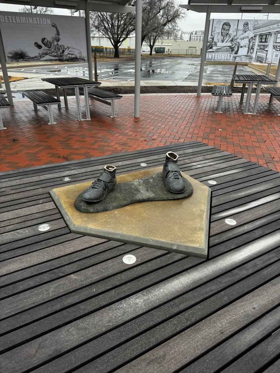 KAKEnews's tweet image. Statue of Jackie Robinson stolen from youth baseball league's Wichita facility: bit.ly/42ayl4f #KAKEnews

📸 @League_42 &amp;amp; @CityofWichita