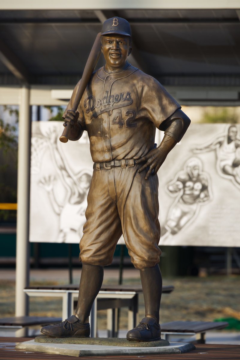 KAKEnews's tweet image. Statue of Jackie Robinson stolen from youth baseball league's Wichita facility: bit.ly/42ayl4f #KAKEnews

📸 @League_42 &amp;amp; @CityofWichita