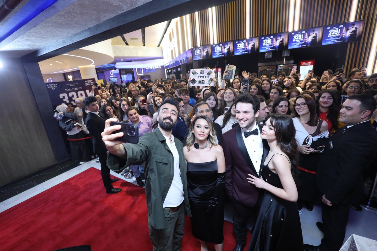 #3391kilometre filminin bu akşam Bakü’de gerçekleşen galasına Azerbaycan’lı hayranlarından büyük ilgi ! 

Fİlmin başrolleri Ahmet Haktan Zavlak, Derya Pınar Ak; kitabın yazarı Beyza Alkoç ve yönetmen Deniz Enyüksek’in katıldığı galada büyük izdiham yaşandı.