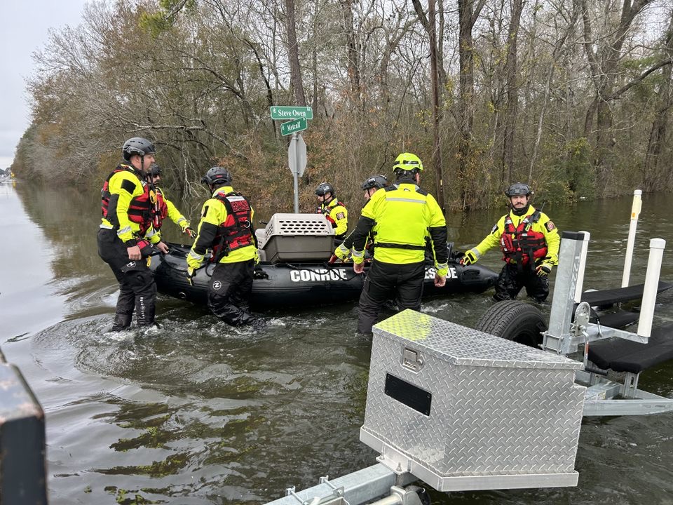 txtf1's tweet photo. At the request of @GovAbbott &amp; @TDEM, TX-TF1 has been deployed across Texas since Monday to assist with flooding. We deployed rescue boats, high-profile vehicles &amp; helicopter search &amp; rescue, working with state response partners @TXMilitary &amp; @TPWDNews. #TEEX https://t.co/ABpgO2TpdX