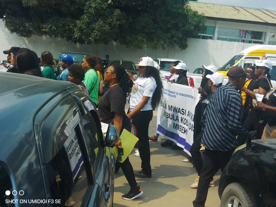 afiamama's tweet photo. Jeudi 25 janvier 2024
#Marche de #protestation :
@afiamama ensemble avec les groupes de pression des #ODDF, de l'Alliance Internationale des Femmes Avocates et la CNDH ont organisé une marche à Kinshasa pour soutenir les actions judiciaires contre M.Kas https://t.co/yysYL2pFVl