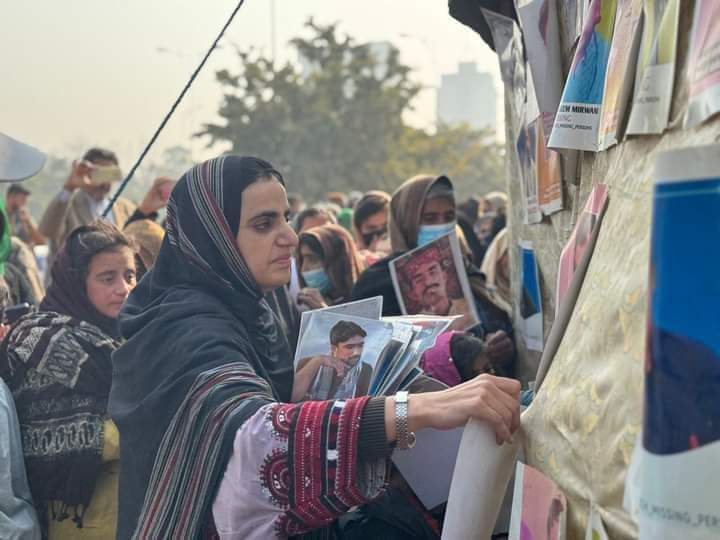 لمبی ہے غم کی شام مگر شام ہی تو ہے