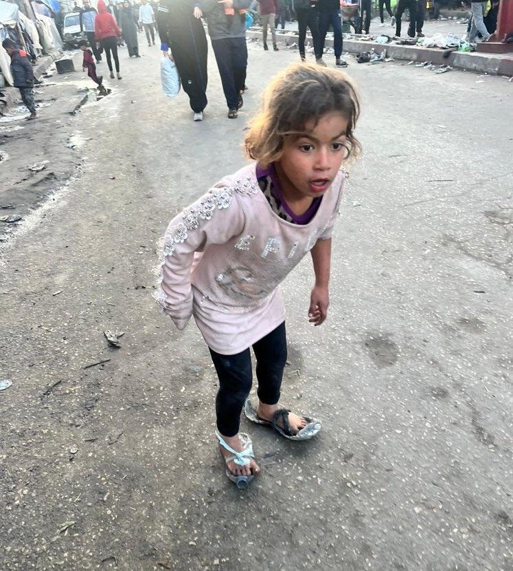 Kendisine plastik şişelerden terlik yapmak zorunda kalan Gazze'li bir yetim...

Gazze'yi gündemden düşürmeyin.
