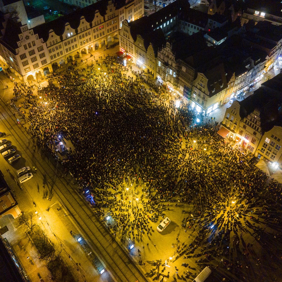 Größte Demo gegen rechts in Rostock seit mehr als 20 Jahren

9.500 Menschen haben heute an unserer Demo 'Nie wieder ist jetzt - alle zusammen gegen den Faschismus' in Rostock teilgenommen. #niewiederistjetzt #allezusammengegendenfaschismus #hro2501 👇