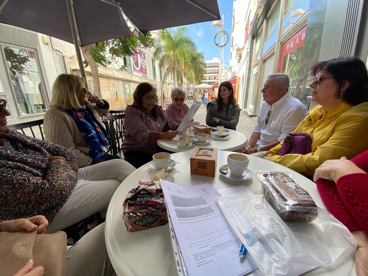 escuelapCAN's tweet photo. No siempre hacemos los talleres en un ámbito sanitario. 

Nuestros amigos de Lanzarote a petición propia prefieren hacerlo de forma informal y lúdica.

Gracias a nuestra compañera Ico Toledo y nuestra Paciente activa: Carmen Armas
@SanidadGobCan 
@Begoberriel 
#entreigualesmejor https://t.co/yYRxZ3h7sR