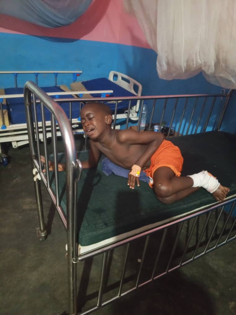 MrAkouteRamses's tweet photo. ‹‹ BONSOIR À TOUS : Voici un enfant qui se trouve au CMA de Japoma depuis hier 7h.

 Il avait été percuté par une voiture au niveau du petit château Japoma. Il n'arrive pas à indiquer qui sont ses parents et à quel endroit il habite. Prière de partager partout  🙏🏾 ›› https://t.co/k5TtHConL2