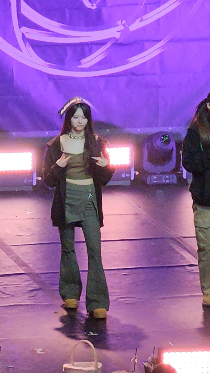 EVERGLOW IN PARIS //02.06 2026 tweet media