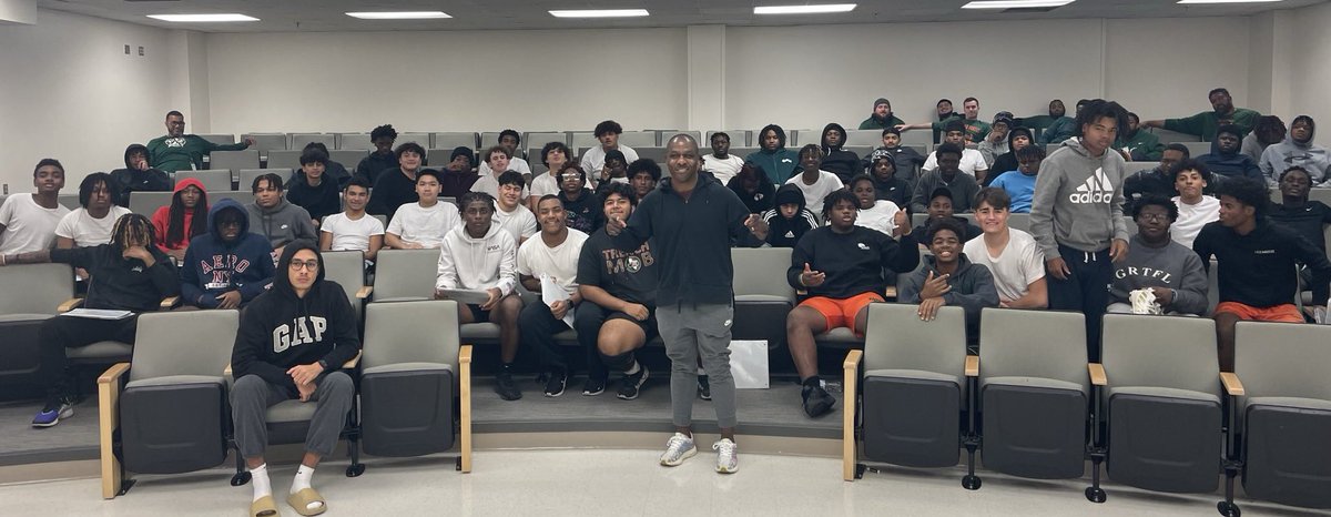 Our players Had the opportunity to listen to @raymickens24 retired nfl player, successful entrepreneur and business owner! GREAT MESSAGE! Thanks for coming out! #WAM #NDNR @Naaman_Football @forest_naaman