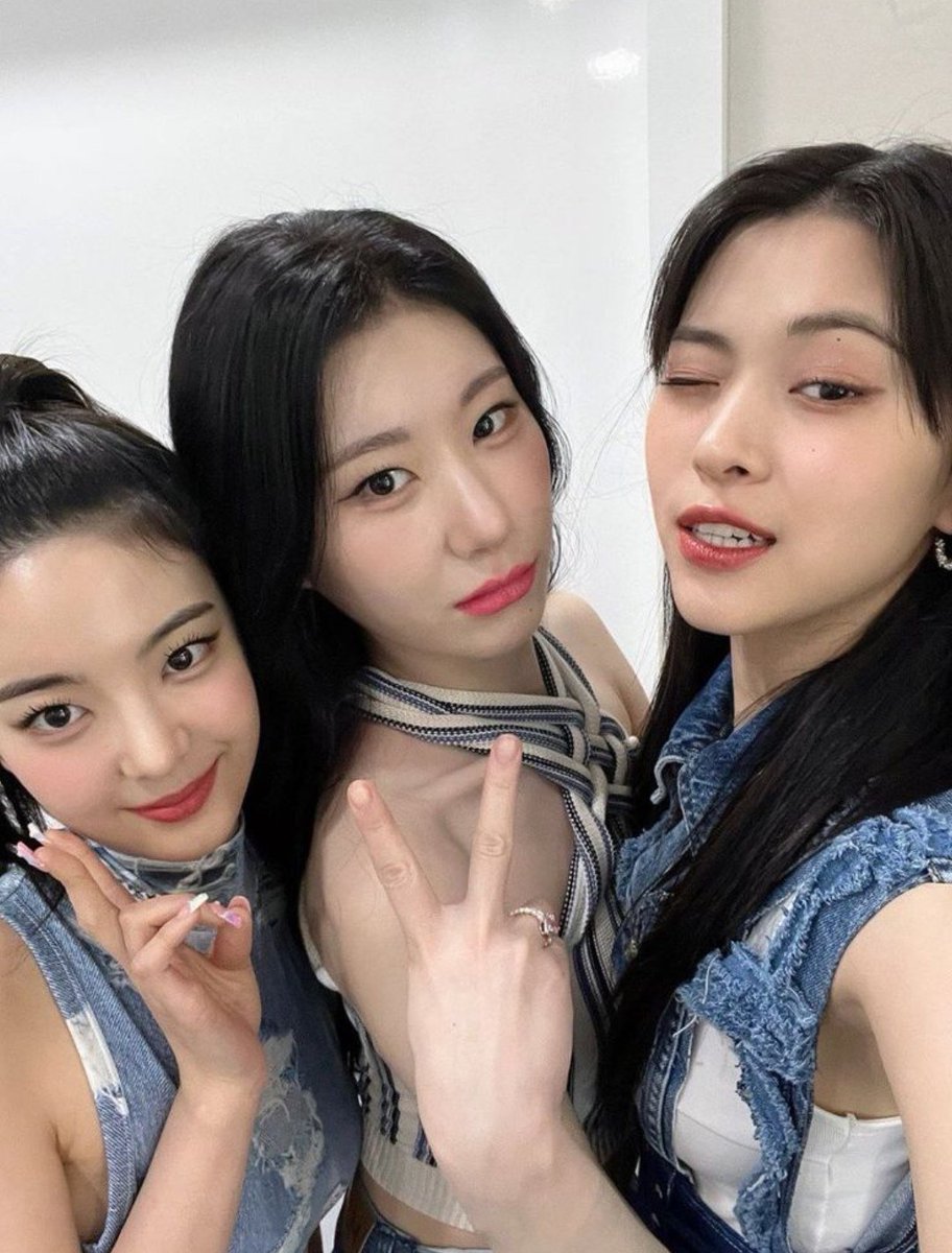 ﾐ (@chaeryeongselca) on Twitter photo 