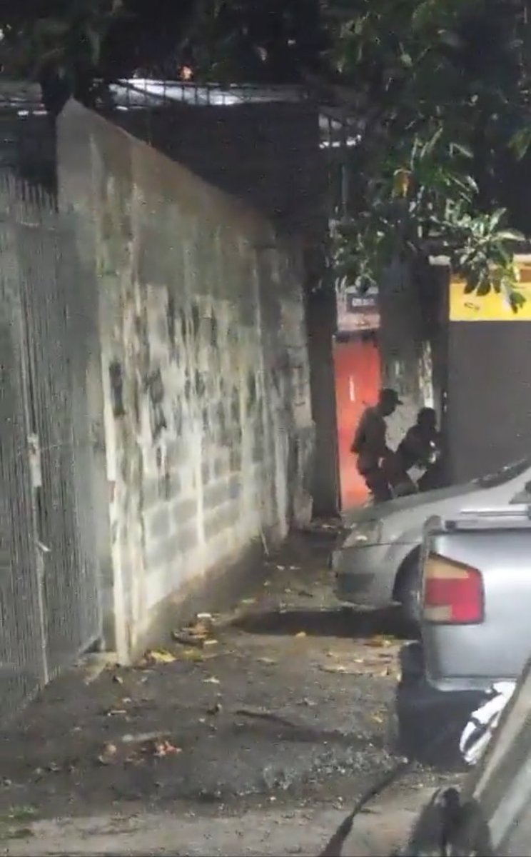 vingadorrj's tweet photo. 😈NO COMPLEXO DO ALEMÃO E TIRO, PORRADA E TOMA PIK. VÍDEO  NO GRUPO PRA NÃO DERRUBAREM.
https://t.co/38UQILlEX1 https://t.co/SGxJZOGe1S
