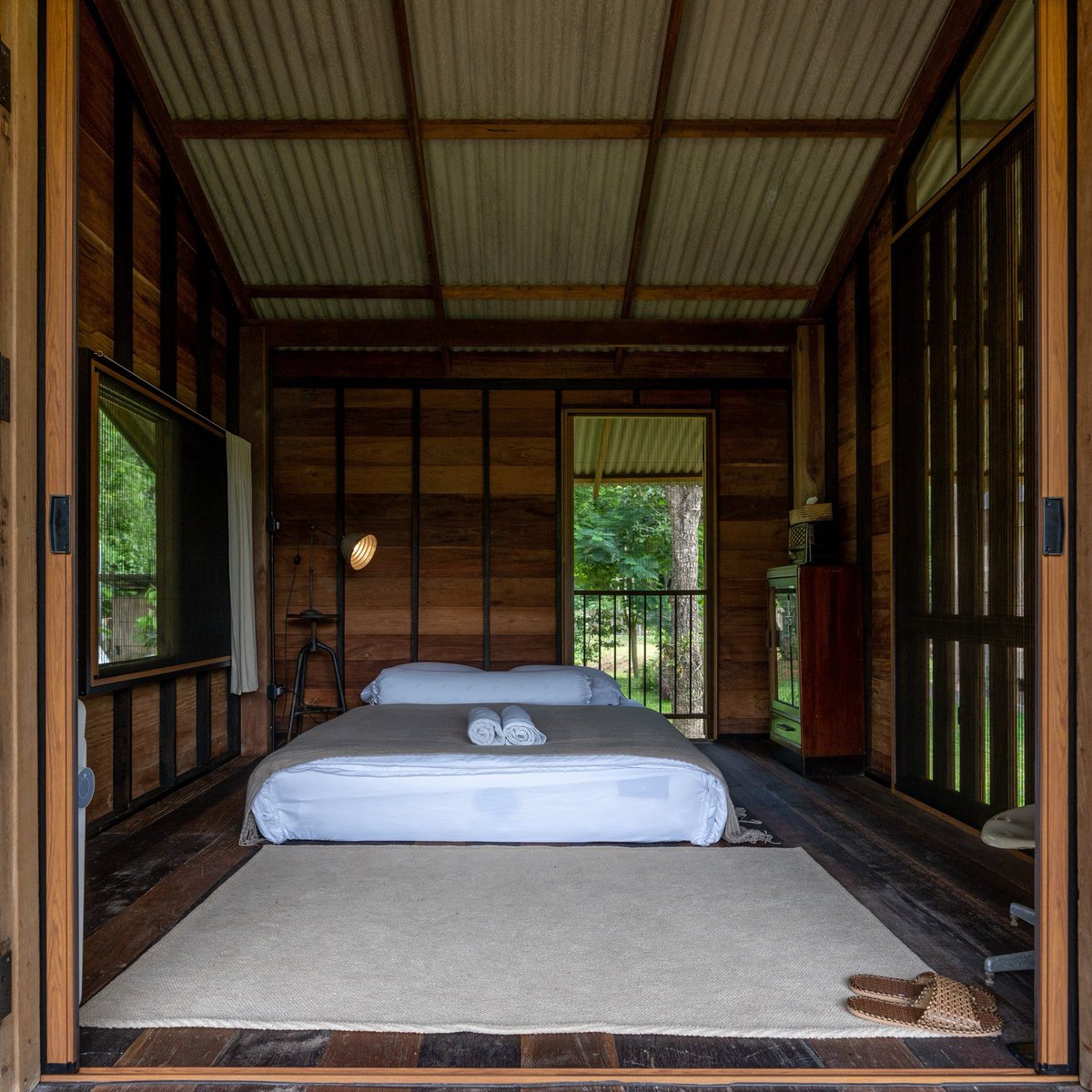 Aomyeam38's tweet image. "บ้านพี่แค่เท่านี้ พี่ก็พอใจแล้ว"
เสียงรุ่นพี่ที่สนิทตะโกนบอก

บ้านไม้ยกพื้นสูง ที่ลมพัดเย็นทั่วทั้งบ้าน 
พร้อมเปิดบ้านต้อนรับแขกที่ต้องการ 🏡
ตั้งอยู่บ้านแม่ขนิลใต้ จังหวัดเชียงใหม่
ห้องละ 2200 พร้อมอาหารเช้า
รับแขกได้สูงสุด 4 ท่าน 

ม่อนอิงสุข Mon Ing Suk Eco Stay, Hang Dong