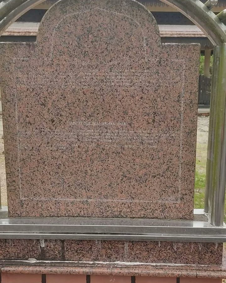 heritage_siak's tweet photo. SIAK - TERENGGANU ADALAH BERSAUDARA
(ZIARAH MAKAM SULTAN YAHYA - SULTAN SIAK KE 6) 
----------- 

Bandar Mempura tempatnya elok
Tempat bertahta paduka Ayahanda
Bandar Dungun tempatnya berkelok
Tempat berukir nisan paduka Anakanda 

Assalamualaikum.. https://t.co/ytwZE2HJGI