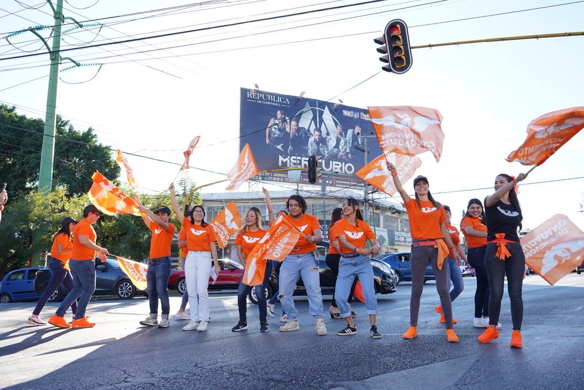 MovCiudadanoMor's tweet photo. 🍊💪 Continuamos con la pega de la #CalcaMatona hoy en el semáforo de Teopanzolco, Cuernavaca. Con Jóvenes en Movimiento vamos con todo y #MásPuestosQueNunca para tener un futuro naranja en Morelos. #LoNuevo apenas comienza. #ElFuturoEsNaranja 🚀 #MovimientoCiudadano https://t.co/1GZ8tDRuDI