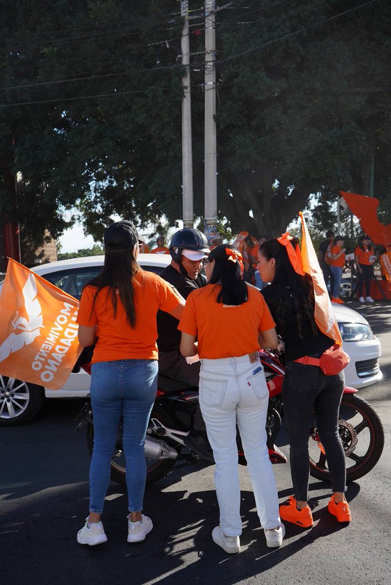 MovCiudadanoMor's tweet photo. 🍊✨ Compartimos imágenes de la pega de la #CalcaMatona en el semáforo de Teopanzolco, Cuernavaca. 💪😎 Con Jóvenes en Movimiento, estamos #MásPuestosQueNunca para iniciar un cambio de un futuro naranja en Morelos. 📸🚀 #LoNuevo #ElFuturoEsNaranja 👊 #MovimientoCiudadano https://t.co/KmxBmb6ipL
