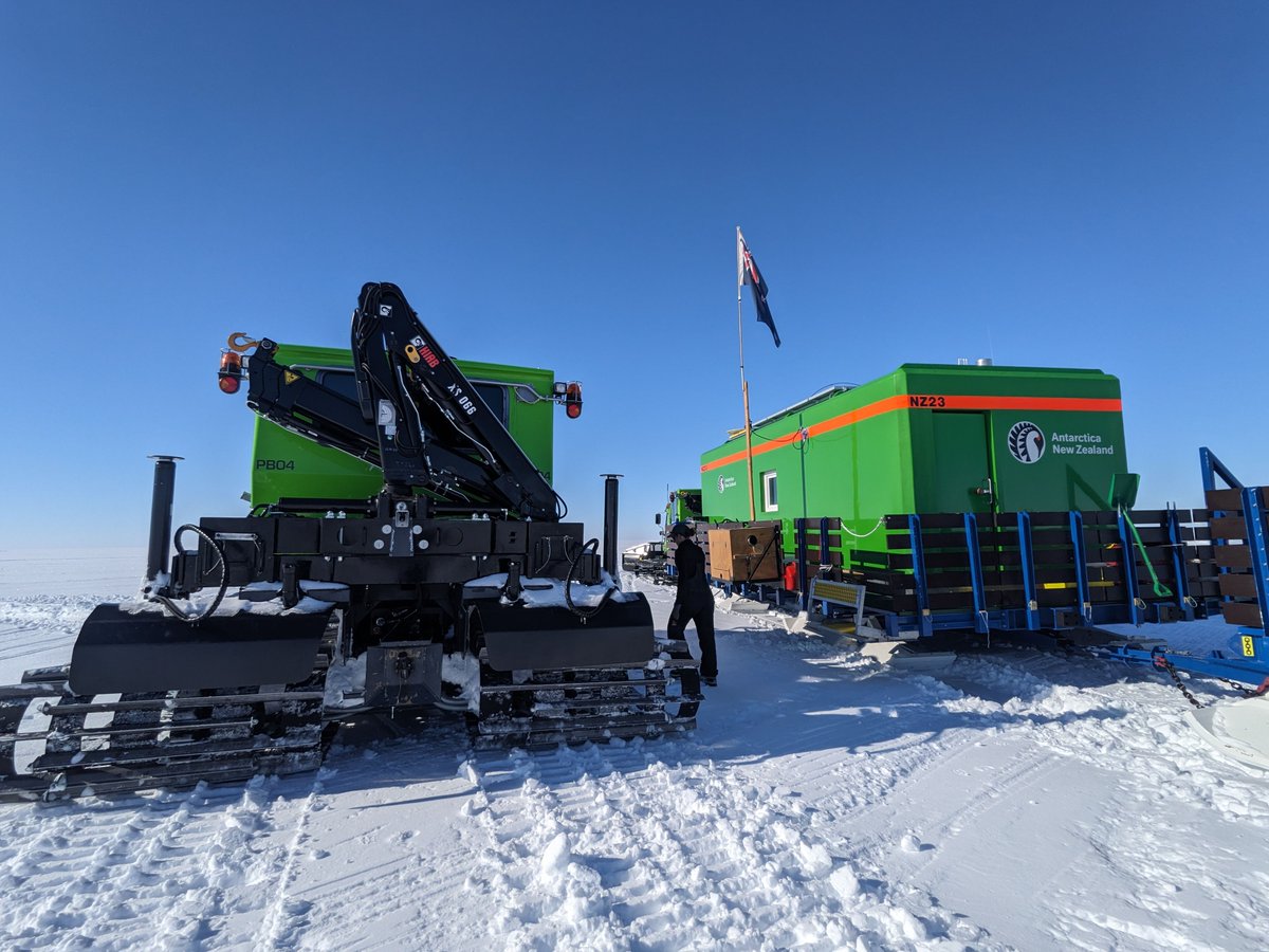 Three days ago, the overland traverse team returned from Kamb Ice Stream, travelling a total of 2,650km! The convoy successfully supported the the SWAIS2C project at KIS3 which is investigating the potential collapse of the West Antarctic Ice Sheet. 📷 Jenn Danis