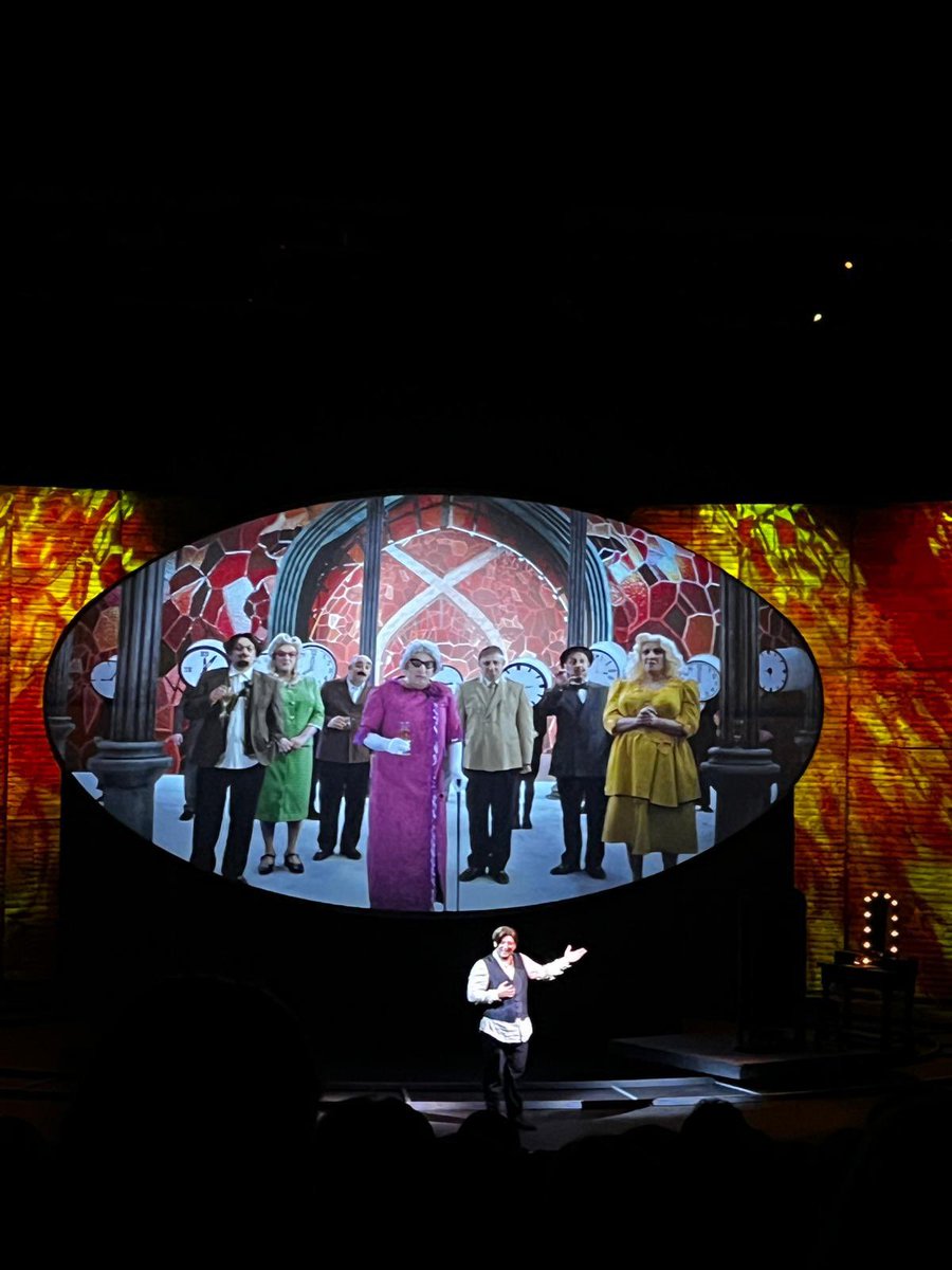 “İnsan neyi anlatabilir?
İnsan insana, insanlara hangi derdini anlatabilir? Yıldızlar birbiriyle konuşabilir, insan insanla konuşamaz.”
Ahmet Hamdi Tanpınar
🎭
Saatleri Ayarlama Enstitüsü’nün sahne uyarlamasını Serkan Keskin yorumuyla izledim bu akşam. Tek kişiyle sahnelenen bir