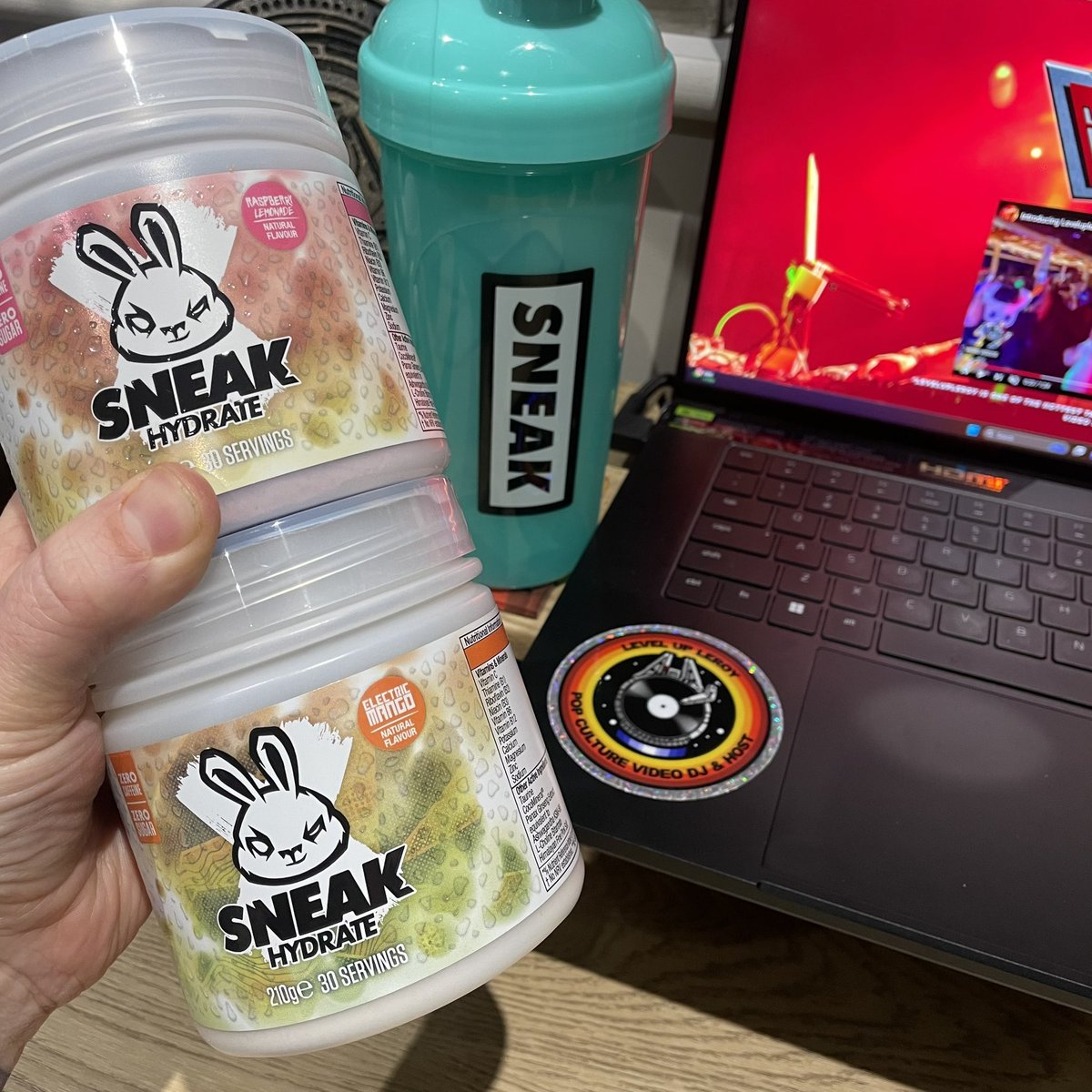 levelupleroy's tweet photo. BIG shout out to the team @sneakenergy thanks for the levelup! Been looking out for great tasting drinks to give me the hit of caffeine WITHOUT increasing my caffeine intake!#sneakenergy #sneakgrid #sneaklegion #levelupleroy #comiccondj #popculturedj #videodj #gamerdj #animedj https://t.co/sb2M9eWvU9