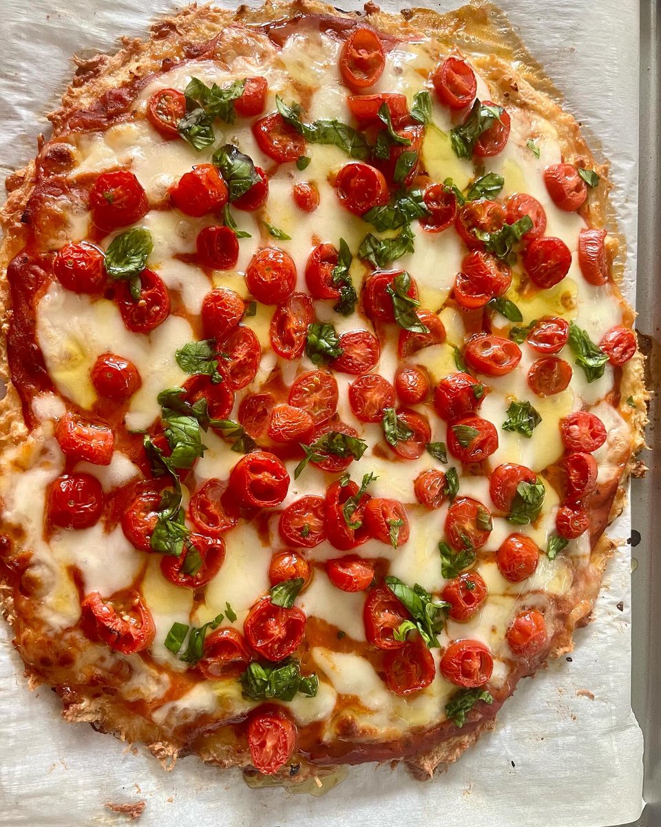 MelodySaleh's tweet photo. OMG! So good.
Chicken crust with fresh mozzarella and Marzano tomatoes.
1 slice = 2g carbs, 21.5g protein, and 10g fat. 2 slices = 368 calories.
Recipe can be found on Megan Ewoldsen’s profile on IG. Yum!
#highproteinpizza #chickencrustpizza #healthyeating #countingmacros https://t.co/7Vh0491O80