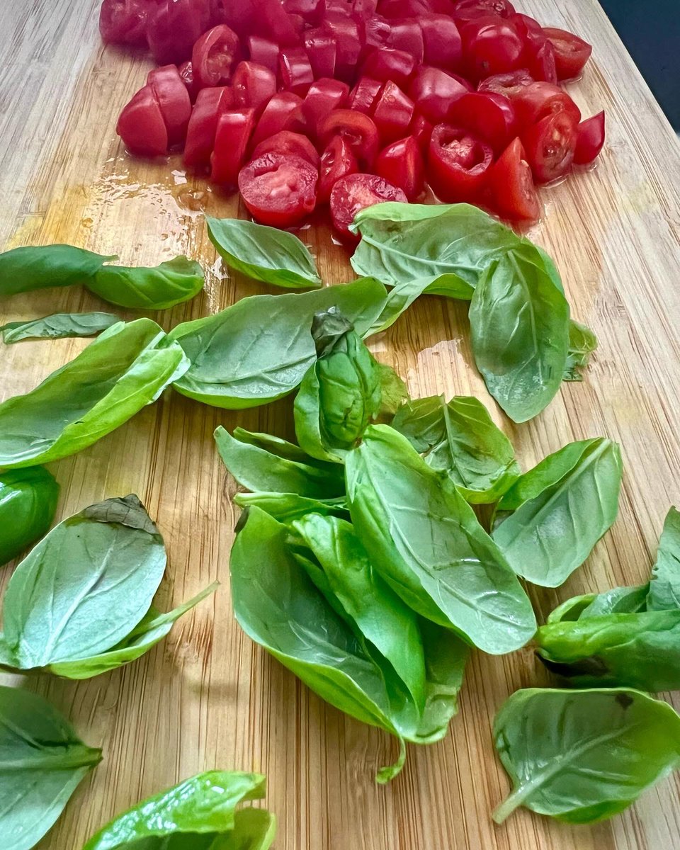 MelodySaleh's tweet photo. OMG! So good.
Chicken crust with fresh mozzarella and Marzano tomatoes.
1 slice = 2g carbs, 21.5g protein, and 10g fat. 2 slices = 368 calories.
Recipe can be found on Megan Ewoldsen’s profile on IG. Yum!
#highproteinpizza #chickencrustpizza #healthyeating #countingmacros https://t.co/7Vh0491O80