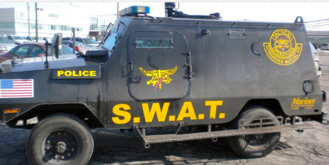 A heavy police presence last night in Taylor had some bystanders concerned over what was happening. It turns out that a #SWAT team was executing a felony warrant for a parole absconder staying at a condo. #Police #crime wp.me/pd2U47-1E3H