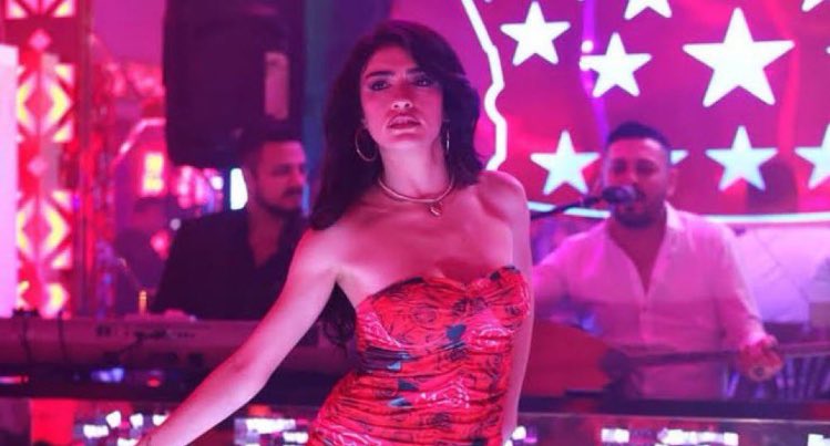 Ülkenin cahillik seviyesini şu dizinin bir kez daha ortaya çıkarması peki. Önce kıyafetin satış rekoru kırması, sonrasında pavyon sayılarının hızla artması… Eğitim gerçekten şart, nasıl yaşıyorsunuz bu kafayla merak ediyorum, ben düşünmeden duramıyorum çünkü !#dilber