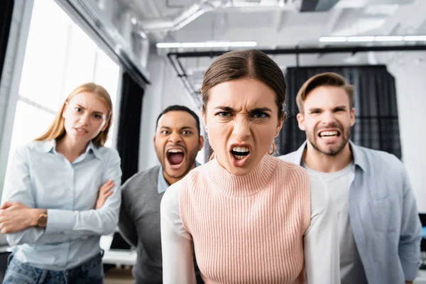 Comunidad hispana cuando le tiran a los demás paises sin miedo / Comunidad hispana cuando alguien dice algo minimamente mal de ellos.