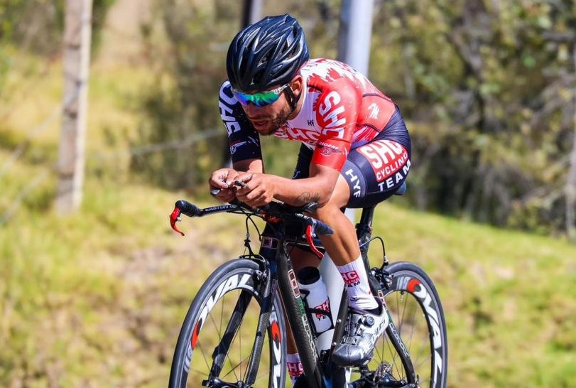 El ciclista de #Chía, David González Zapata ocupó la casilla 9 de la CRI en los Campeonatos Nacionales de Ruta categoría Sub 23 al registrar un tiempo de  1:01:29. David corre con el equipo SHC Cycling.
<a href="/AlcaldiaChia/">Alcaldía de Chía</a> <a href="/adrenalinacol/">Adrenalina Informativo Regional</a> <a href="/PasegolNoticias/">Pasegol Noticias</a> <a href="/Canal8Regional/">Canal 8</a>
