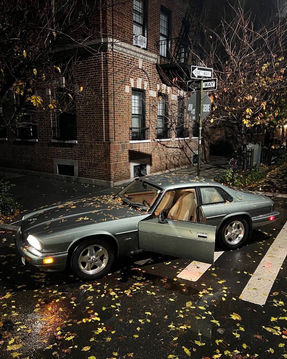 FastnFunded's tweet photo. Still one of the most beautiful cars ever made. People may have lamented the loss of the E-Type when the XJS was launched, but it soon grew into its skin…

🇬🇧🛞

#classiccars #carfinance #jag #jaguar #jagxjs https://t.co/btcYk3LwiT
