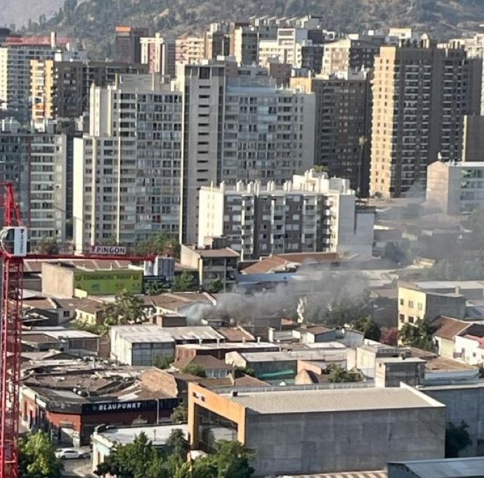 cbsantiago's tweet photo. 🔴 AHORA: el CBS ha despachado 10 carros ante Alarma de #Incendio en Av. Santa Rosa y Av. 10 de Julio Huamachuco, #Santiago.
(Imagen vía @SOSAFE_CL)
#EmergenciasCBS
#BomberosSantiago
#ConstanciayDisciplina https://t.co/vuqflxhbT9