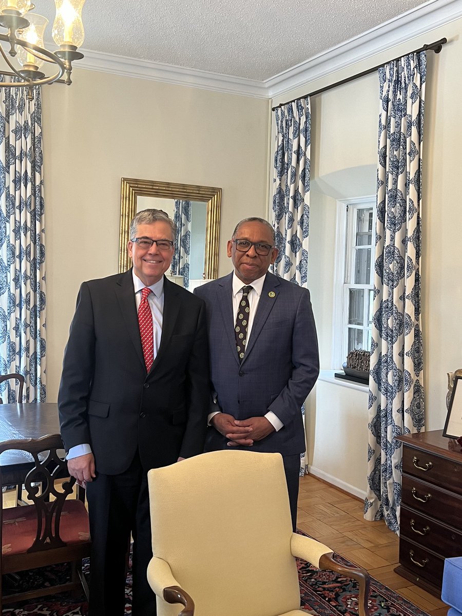 Laissez les bons temps rouler!

Kicking off #DCMardiGras with leaders from across Louisiana in our Nation’s capital, discussing how #XULA continues to educate the leaders of tomorrow and how they can help support the next generation of changemakers.