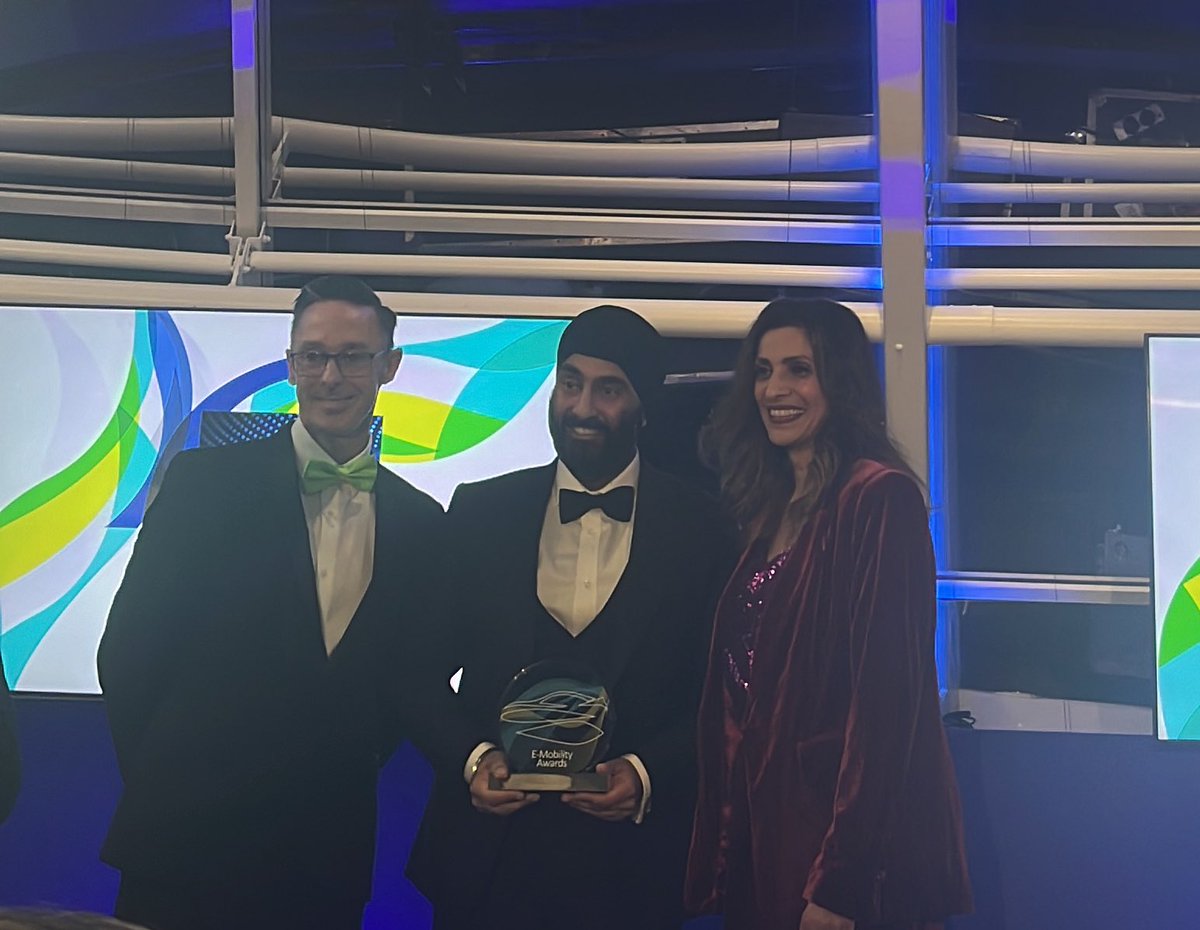 The last Overall Achievement Award, for 'Emobility manufacturer' goes to @TevvaTrucks! A huge congratulations to you!!