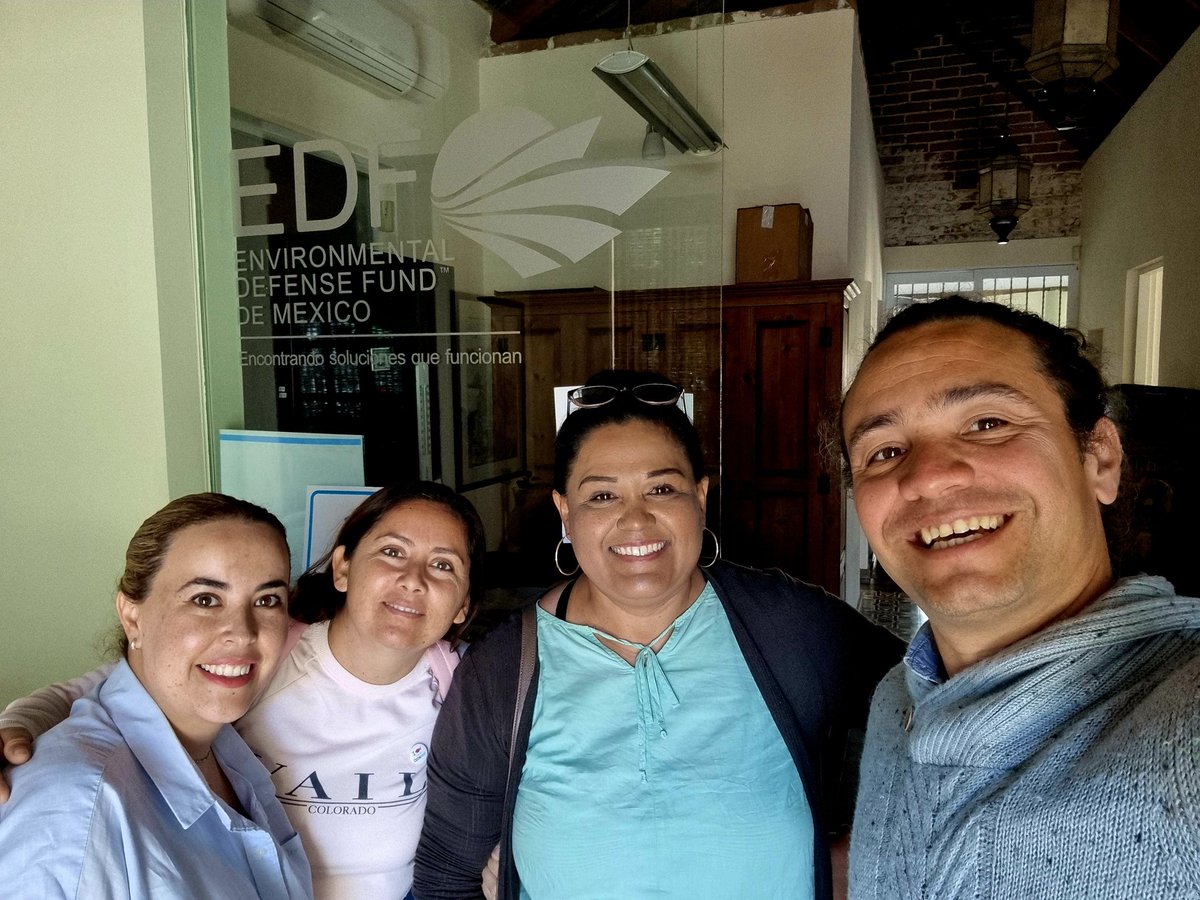 Aprovechando cada oportunidad de tomarse una foto con las celebridades <a href="/YanettCastro7/">Yanett Castro</a>, sobre todo si nos visitan en la oficina 😁