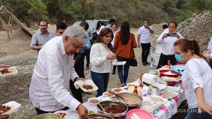 A cada quien lo invitan a donde se identifica mejor.