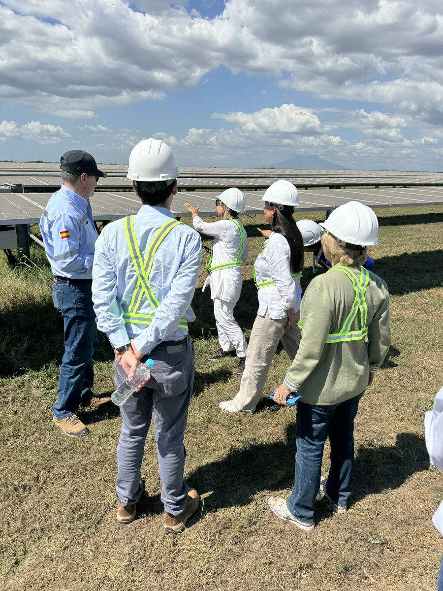 FranceAuSV's tweet photo. Hoy visitamos a la planta solar Capella de #neoen un proyecto social, renovable  y francés que trabaja en pro para los salvadoreños! ☀️

Ubicado en Usulután, es el parque solar más grande con el que cuentan pero no es la única energía renovable con la que trabajan sigan a para saber más 👉🏼@NEOEN_SV