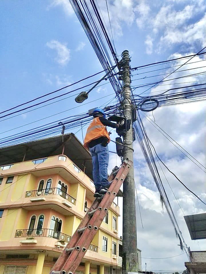 🔵#Guayas| Alrededor de 300 hogares del cantón Naranjal ya cuentan con la tecnología de fibra óptica para navegar con mejor calidad y velocidad. En @CNT_EC seguimos con el proceso de implementación de red GPON en todo Ecuador. Conectamos vidas y transformamos realidades ✅.