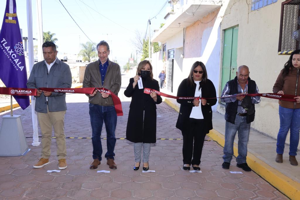 LorenaCuellar's tweet photo. En beneficio de 950 habitantes de la comunidad de Olextla de Juárez en el municipio de Acuamanala, inauguramos los trabajos de obra pública que se realizaron a través del programa “Peso a peso”, con una inversión bipartita superior a 2 millones de pesos. 

Los trabajos realizados en la primera etapa consistieron en la sustitución de pavimento con adoquín, agua potable, obra civil, pavimento y señalamientos sobre una longitud de mil 973 metros cuadrados, en la calle Malintzi.

#UnaNuevaHistoria en infraestructura social.