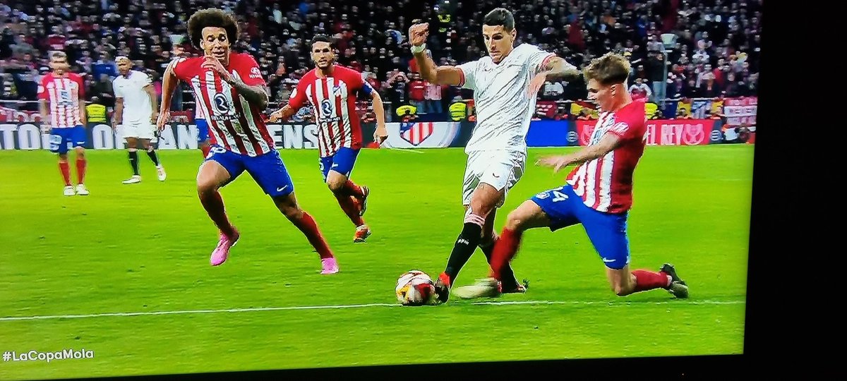 musiceva's tweet photo. #PartidazoCOPE ¿No es penalti? Vaya. https://t.co/NKF3S0kowI