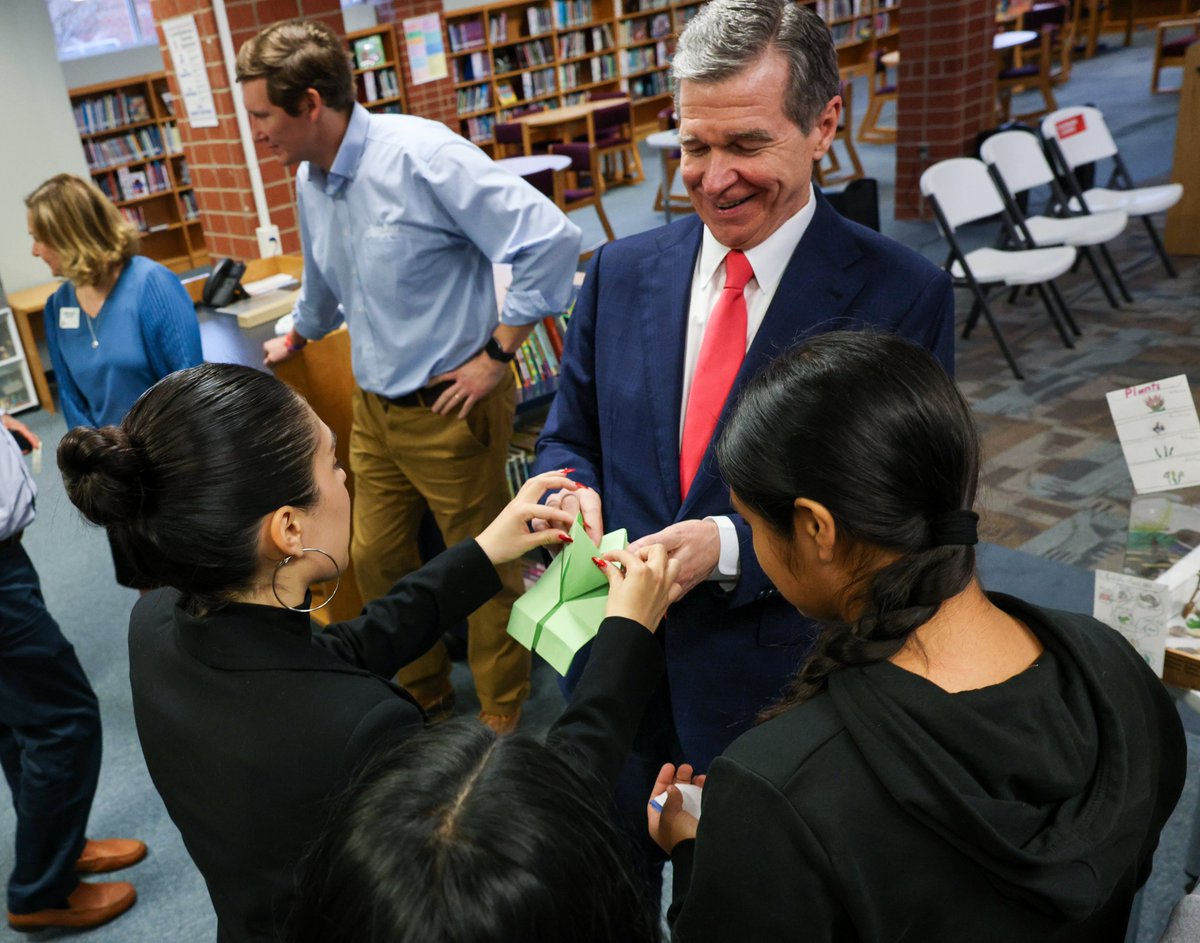 Today, Gov. Cooper visited C.C. Griffin STEM Middle School to highlight how strong public schools build strong communities. Public schools lay the foundation for the future of our state and we need to invest in them.

📸: Cabarrus Co. Schools
governor.nc.gov/news/press-rel…