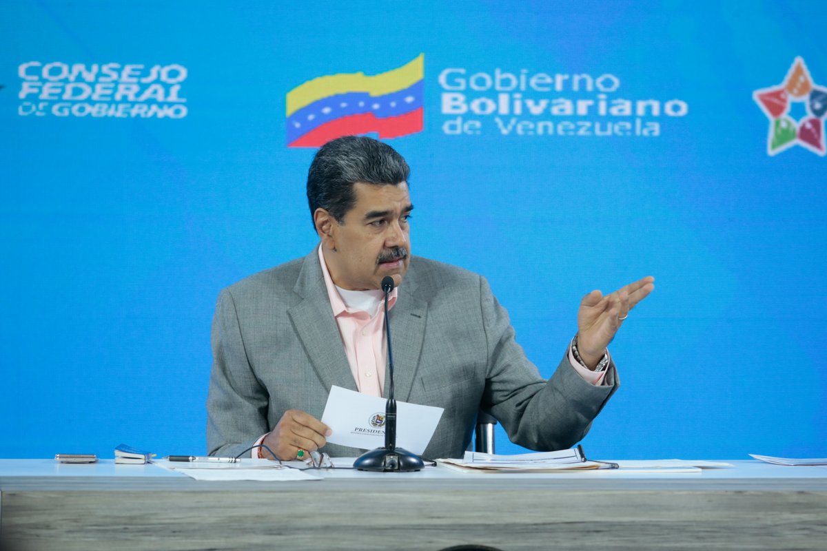 🔵 #AHORA | 'Les doy 72 horas para que me presenten un gran Plan de Asfaltado para recuperar todas las autopistas, avenidas y calles del país', señaló el jefe de Estado, Nicolás Maduro.